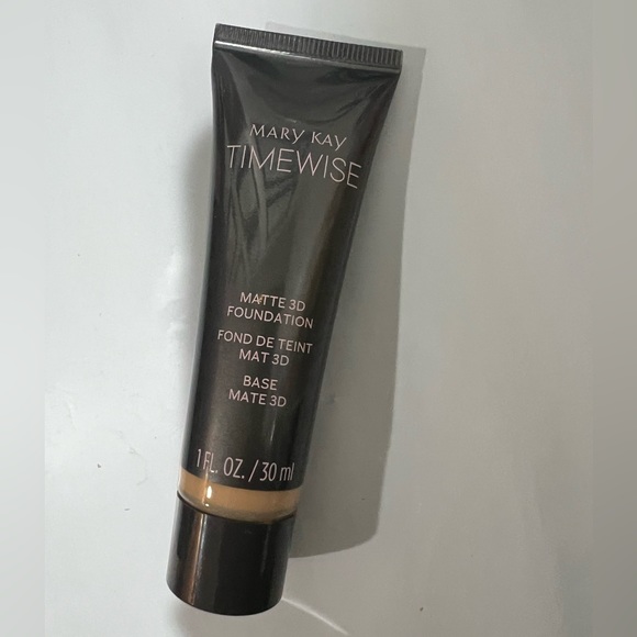 TimeWise® Matte 3D Foundation
1 fl. oz. - Picture 4 of 10